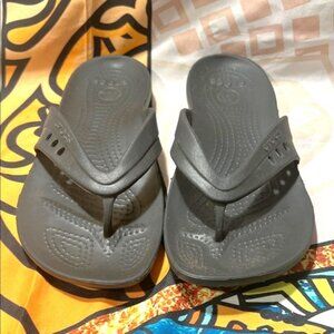 Crocs Kadee or the Crocs Baya II - Size W7
